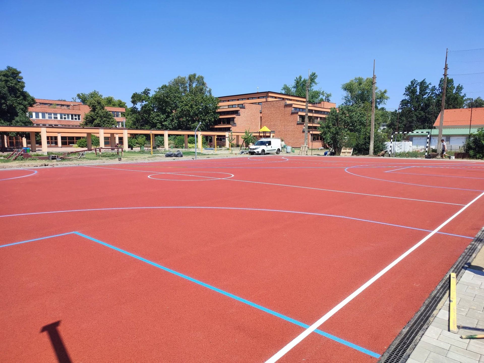 A szatymazi iskola sportpályája elkészült burkolattal és pályavonalakkal