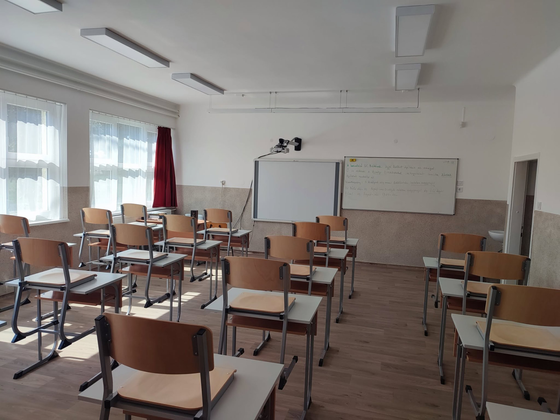 A felújított tanterem: fehér falak, világos padlóburkolat, új világítás és modern ablakok
