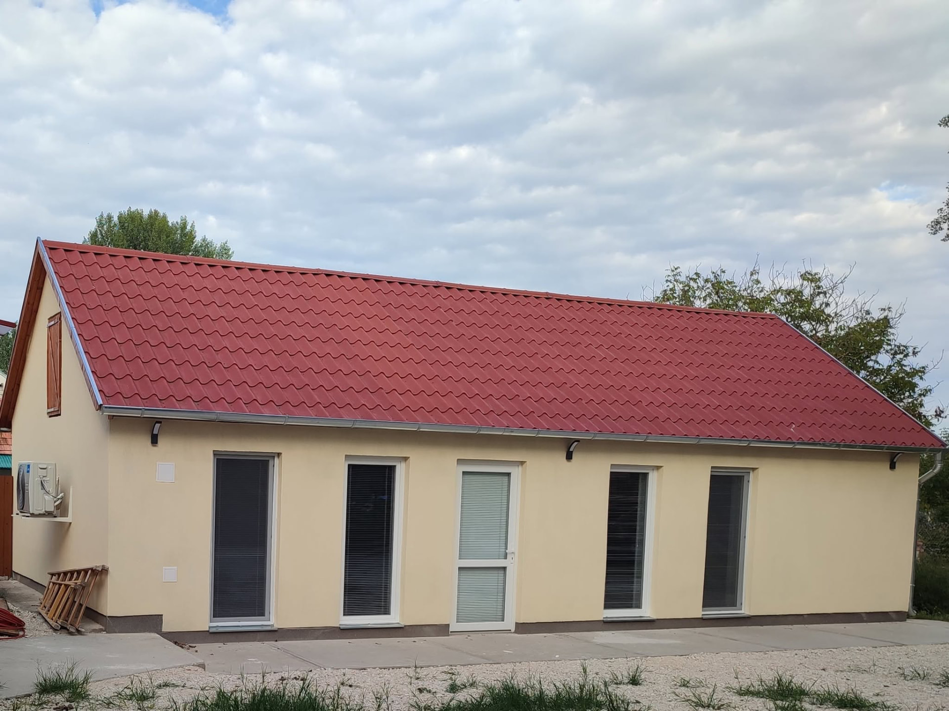 A pusztamérgesi plébánia elkészült közösségi tere kívülről: új cserépfedés, színezett homlokzat és új nyílászárók